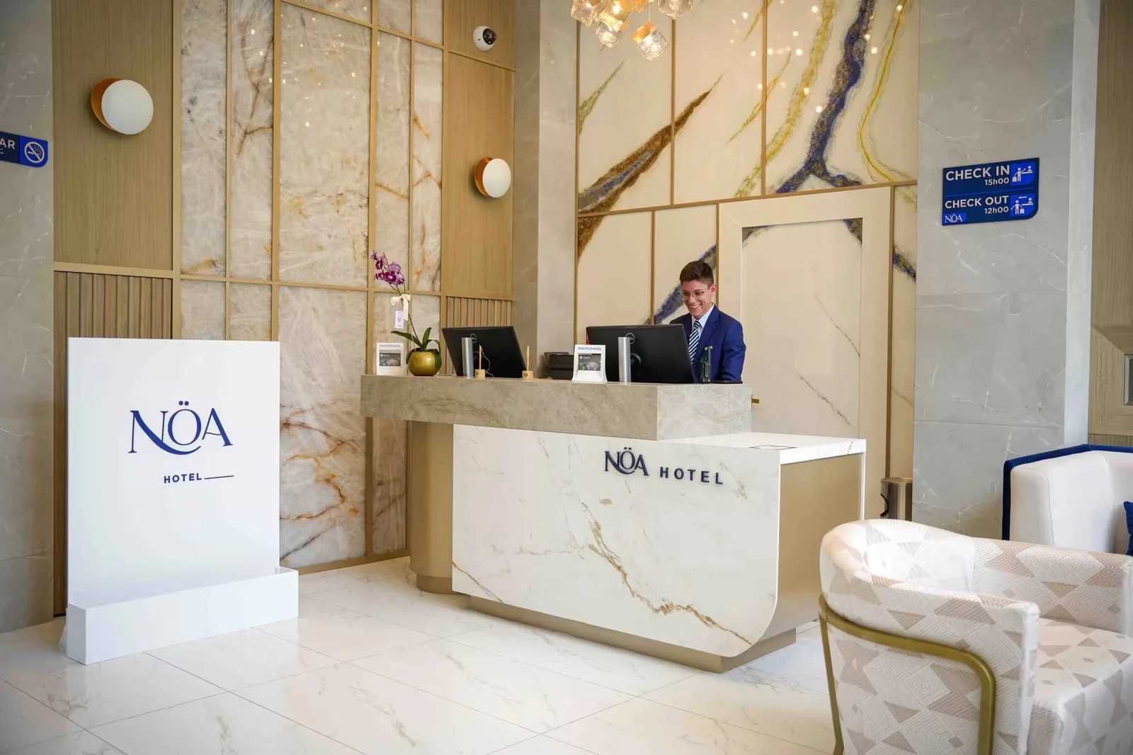Стойка ресепшена и интерьер Hotel Nöa